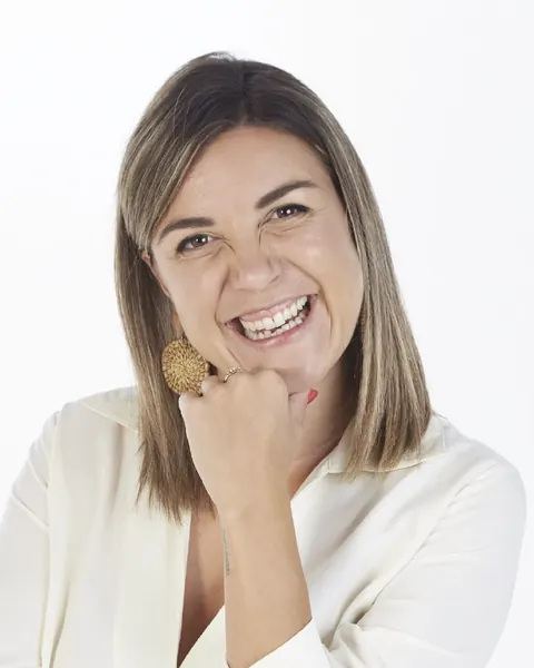 Nayara Malnero riéndose, con la mano en la barbilla